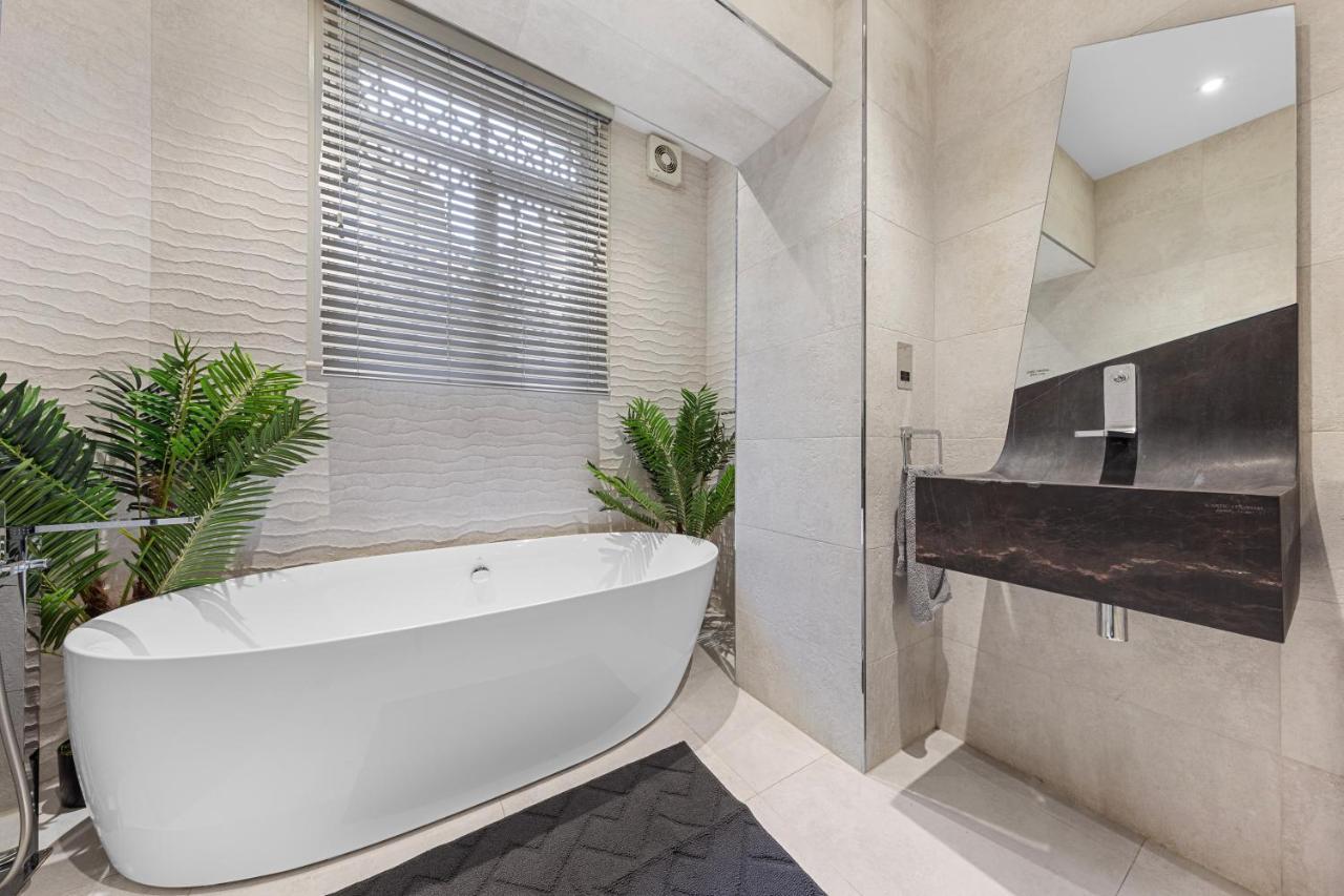 Harrods 2 Bed Lux Flat W/Patio Apartment London Bagian luar foto